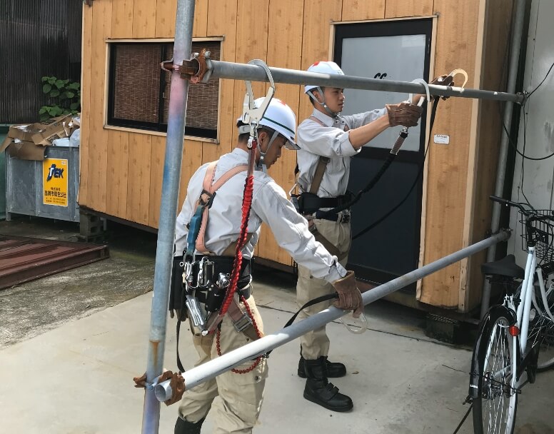 鉄骨建て方やってる。しかも専門。